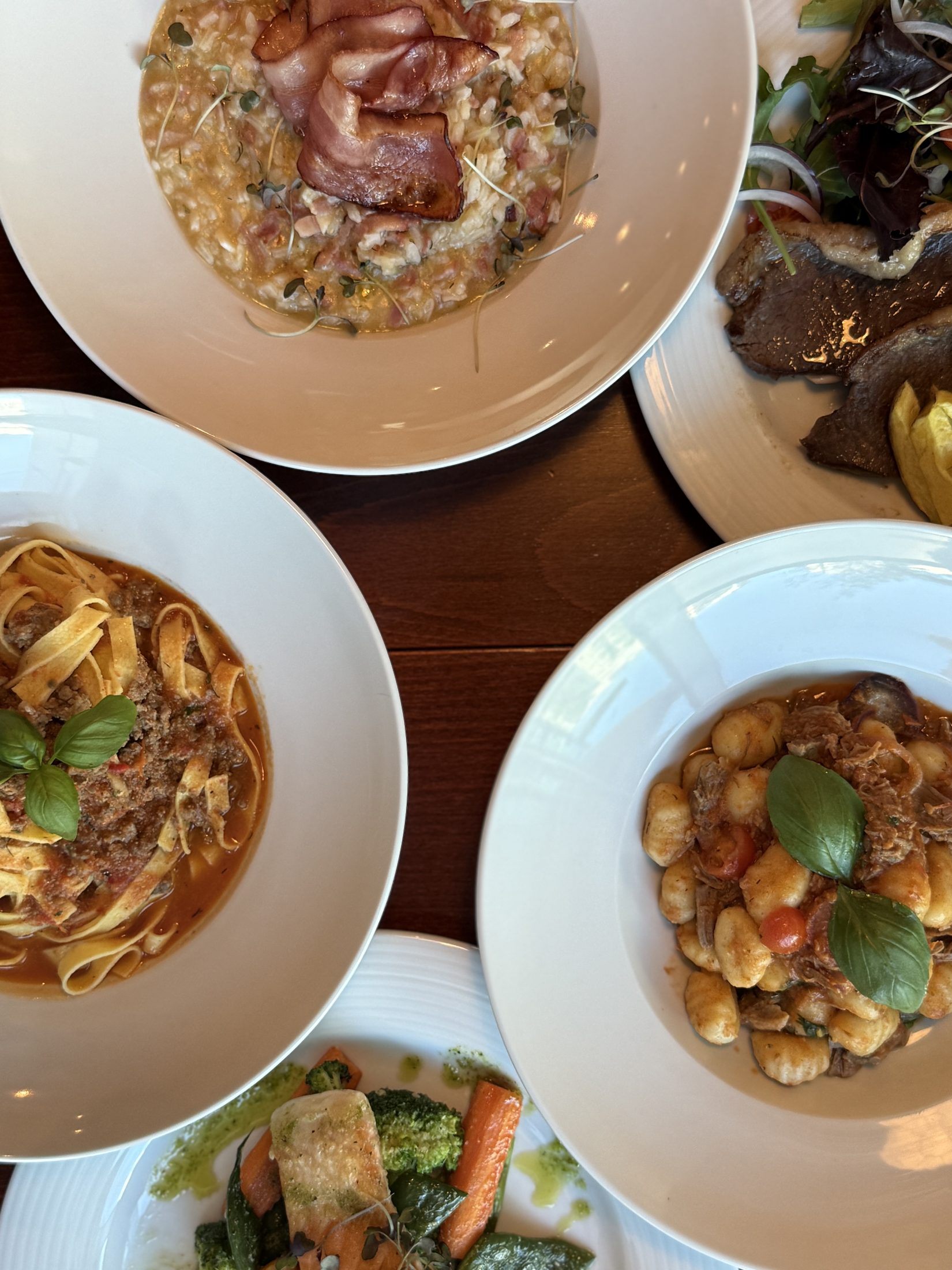 Seleção de pratos principais — risoto, pappardelle e nhoque
