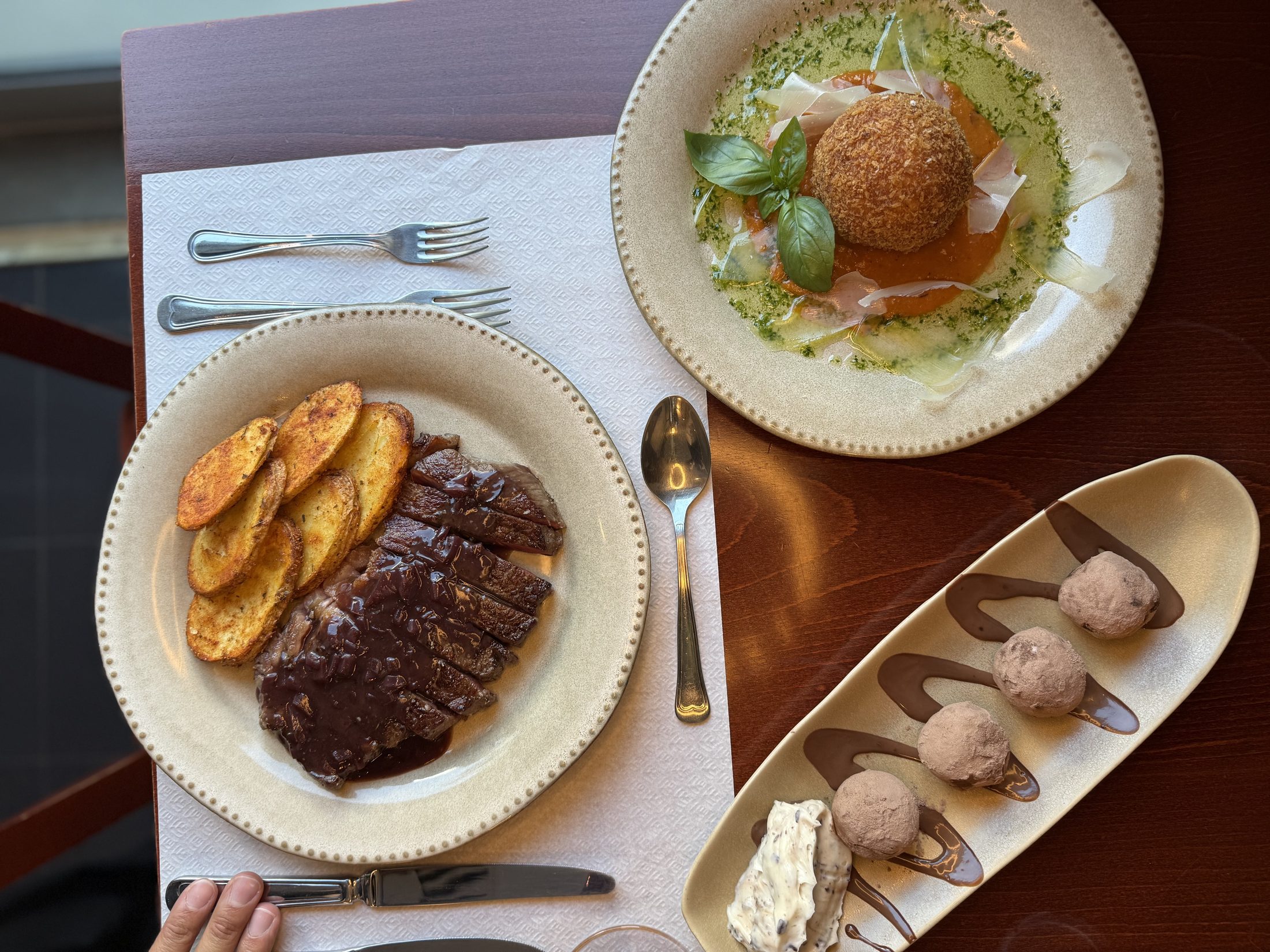 Bife, arancini e trufas de chocolate